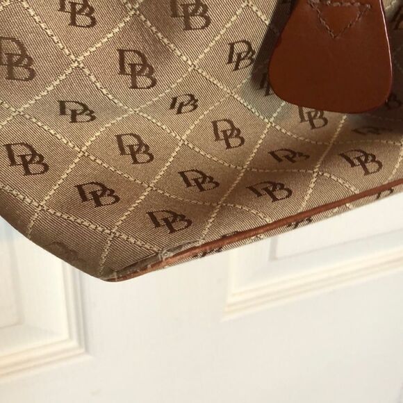 Large Dooney & Bourke shoulder bag. - Picture 7 of 11